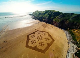 Ephemeral Sand Drawings on England Beaches by Julian Richardson